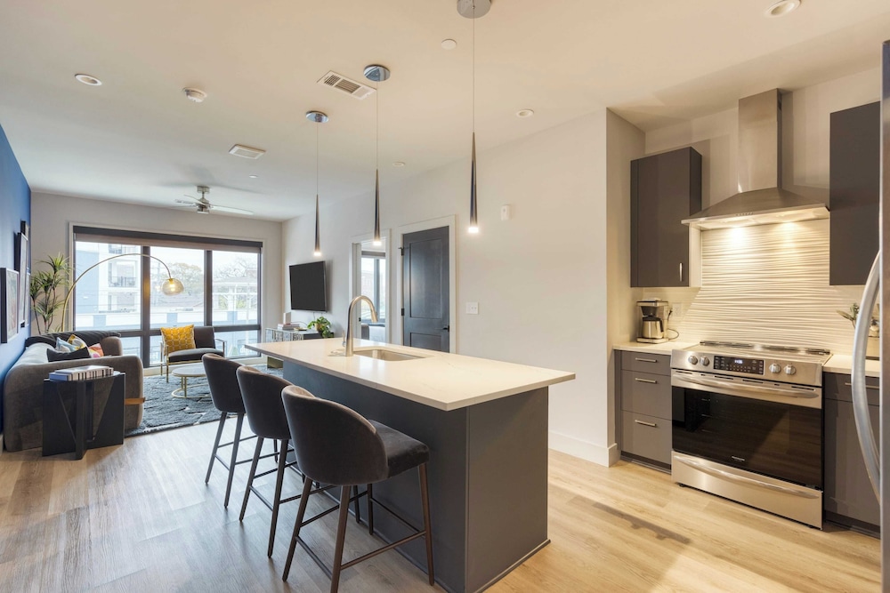 Sleeps 42 7 Modern Midtown Apartments w/ Gym + Pool Walkable to Shops & Eats