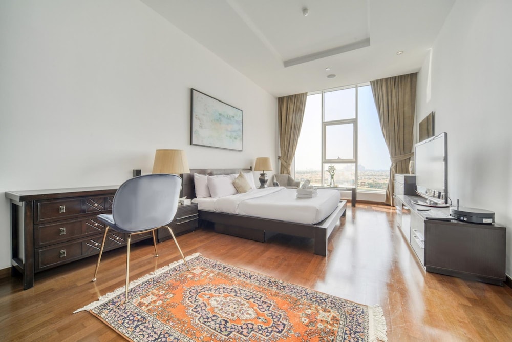 Waterfront Sea View Apt w Wow Factor on The Palm