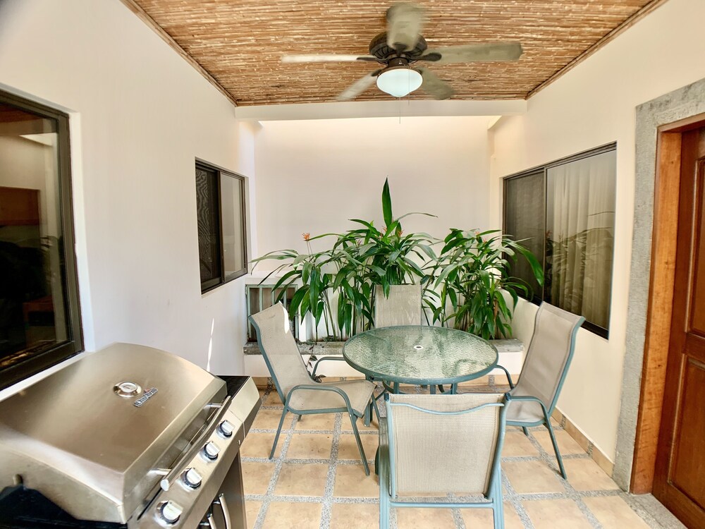 Villa Arenas: Private Pool & Easy Beach Access in Jaco by RedAwning