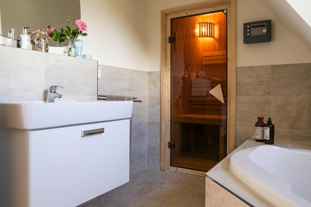 Luxus Reetdachhaus in Fuhlendorf mit Sauna