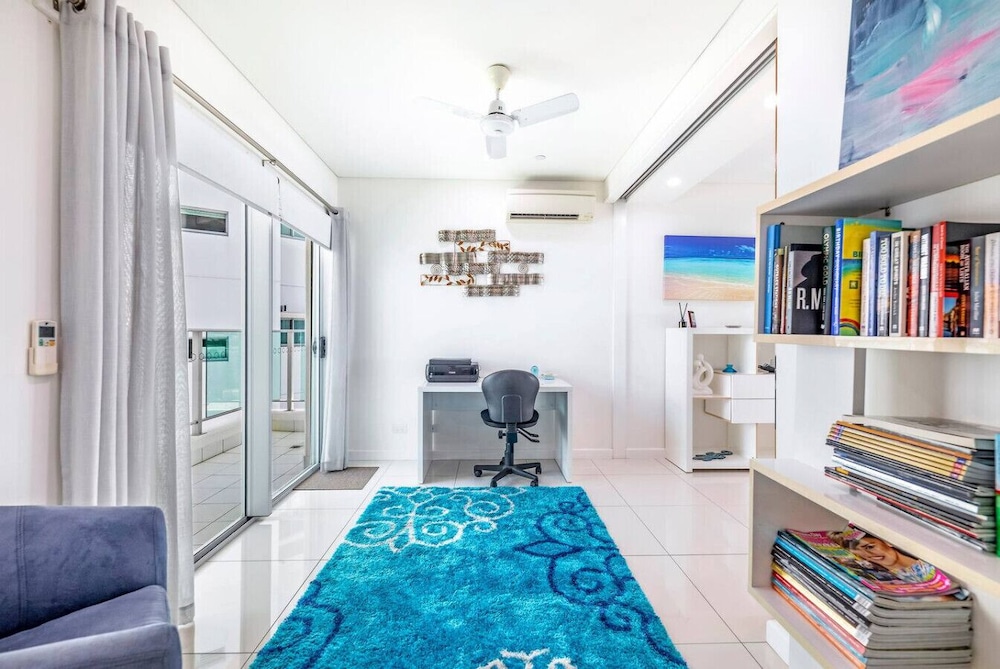 Zen Sapphire Shore Balcony - Pool - Work Desk