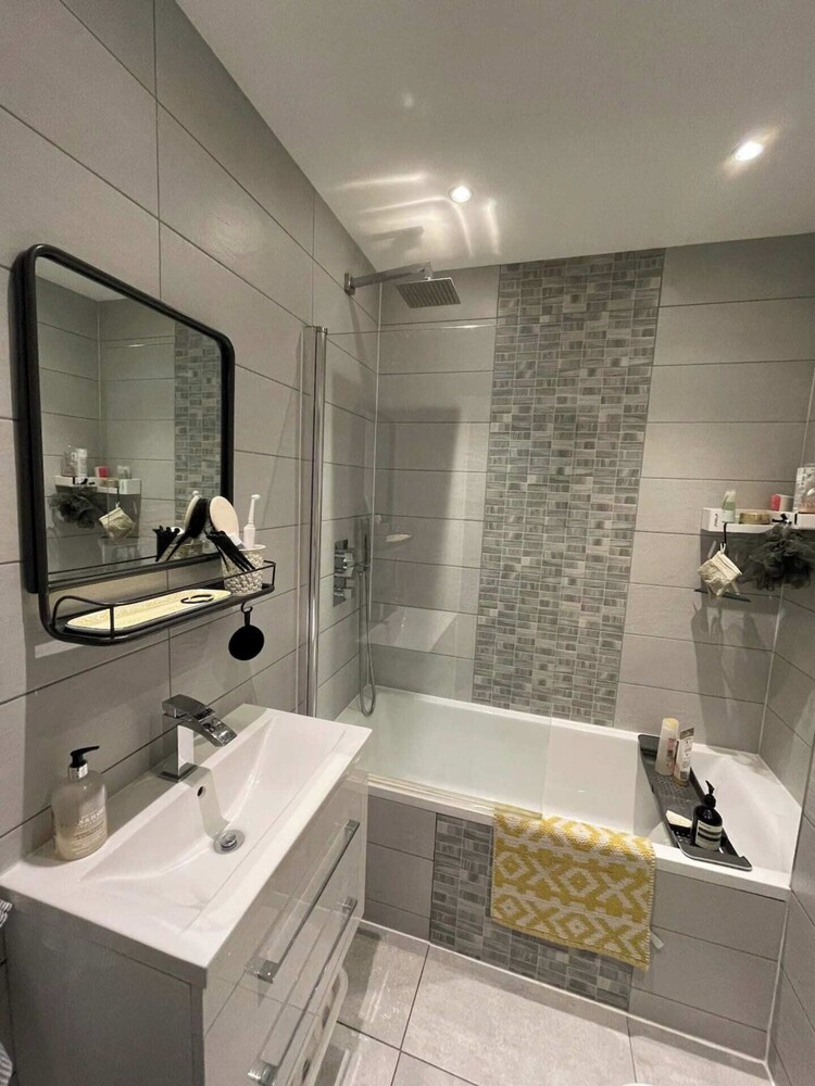 Snug 1BD Flat With Balcony - Stoke Newington