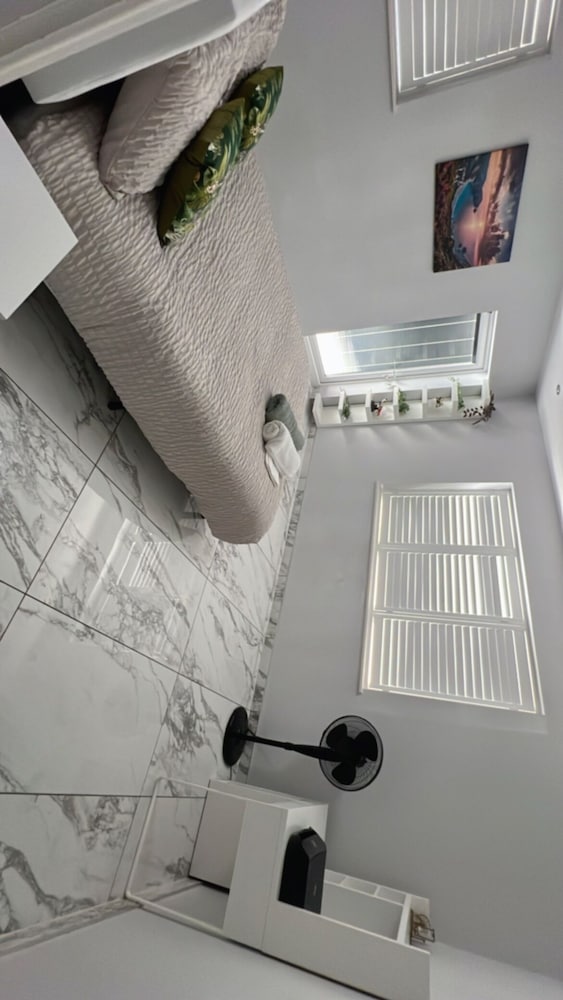 House - Sleeps 16, Parking, Pets Allowed & Jacuzzi