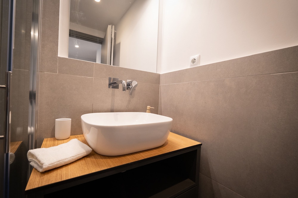 LIV - Luminous Spacious Apartment in Pagrati