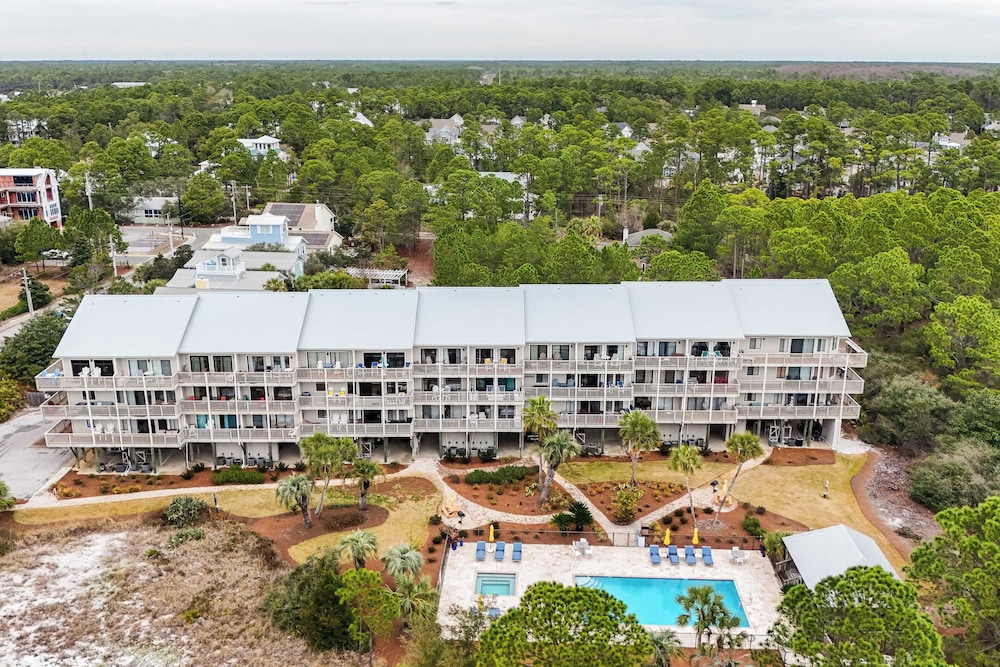 2 Condos, Steps to the Beach Pool+hot Tub, Balcony Lounge Triton & Sea Haven