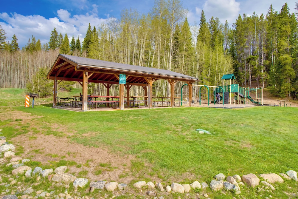 Pool & 3 Hot Tubs: Winter Park Condo on Bus Line