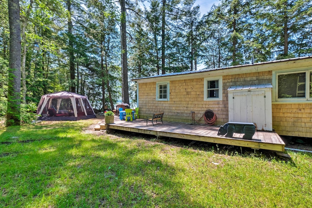 Cozy Lakefront Madison Cabin w/ Dock & Kayaks