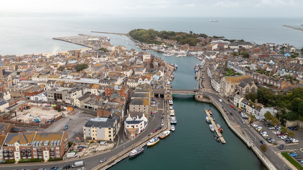 Spacious 2-floor Flat Near Weymouth Seafront