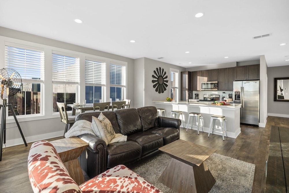Pulse - Minutes to Broadway - Sleeps 6