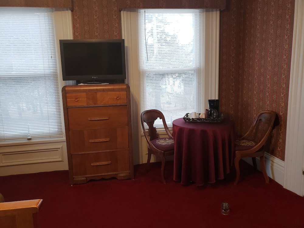 The Colonial Motel view 4