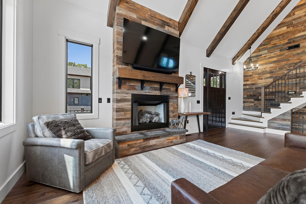 Gray Fox Lodge by Avantstay Waterslide Pool Theater Sleeps 23