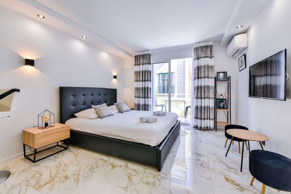 Large Studio Apartment With Terrace and sea View view 5
