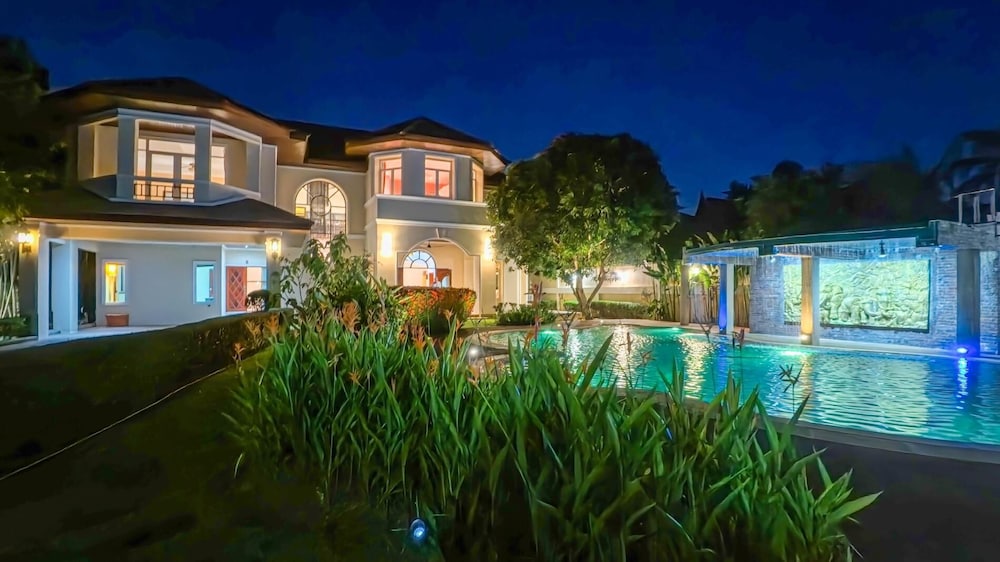 7 Bedroom Pool Villa in Kathu SV1