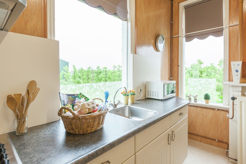 Lovely Cottage near Sea in Wemeldinge