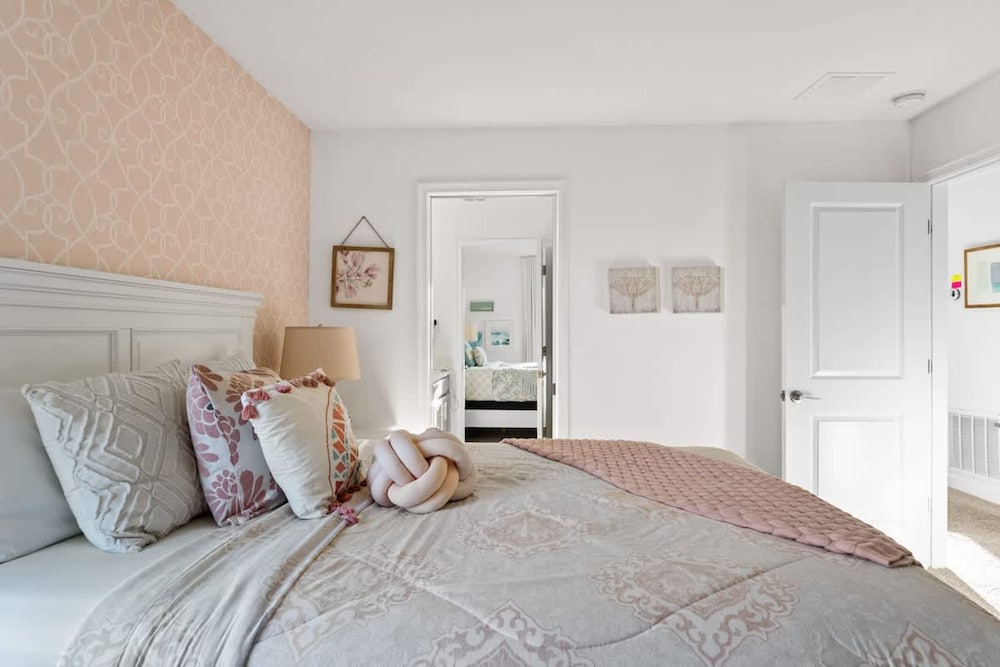 Luxury Decor 6BR at Storey Lake Sleeps 16 Sl2945