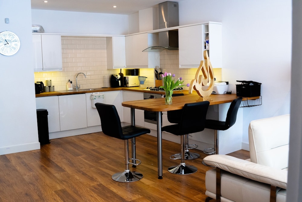 Cleave House - Stylish & Chic 3 Bed House Mins From Central London