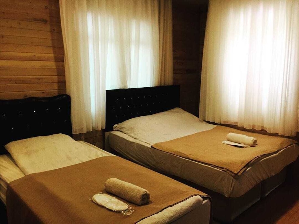Kapuzbasi Selalesi Sahin Motel view 2