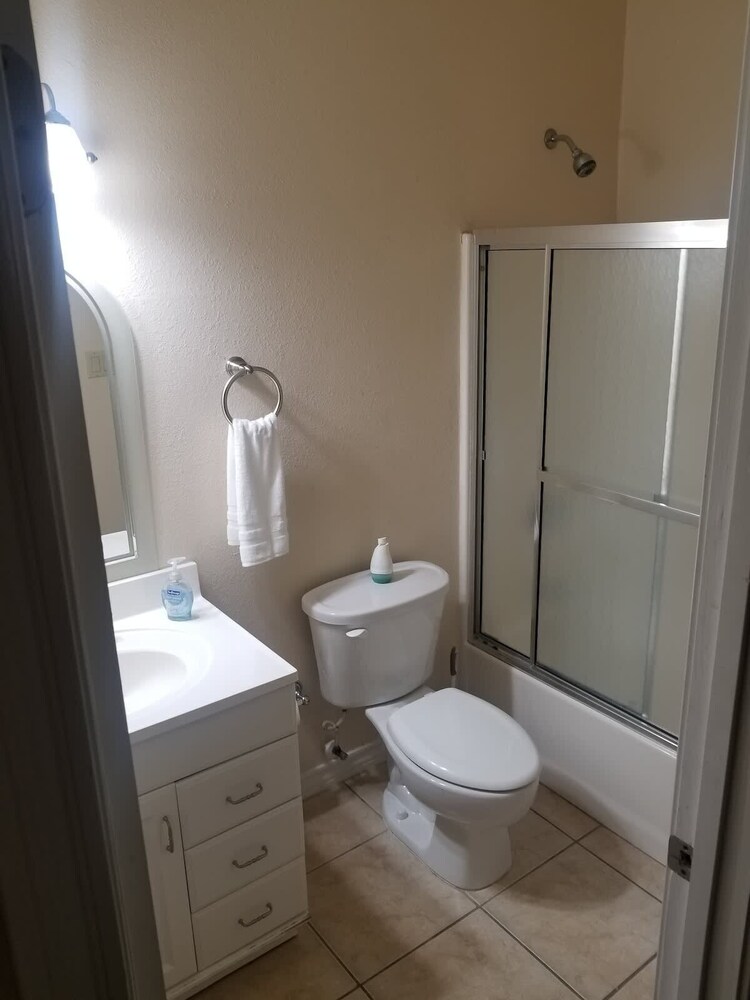 Open & Modern Pool #b Walk To Beach 2 Bedroom Condo