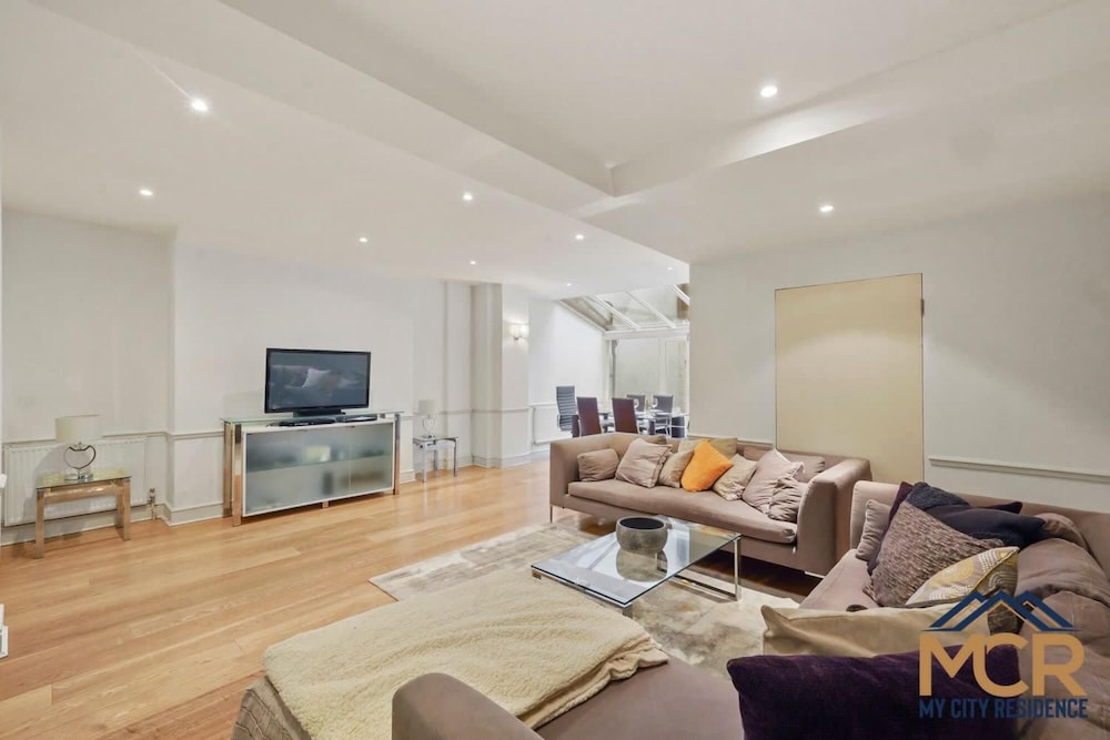 Prestigious 3 Bedroom Apartment In Mayfair view 2