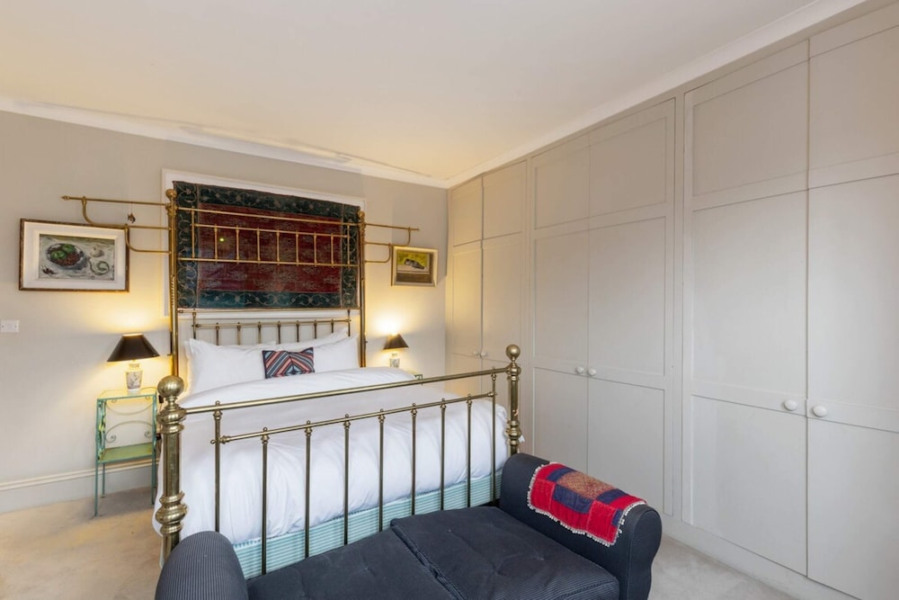 Lovely 4 Bedroom House near Portobello