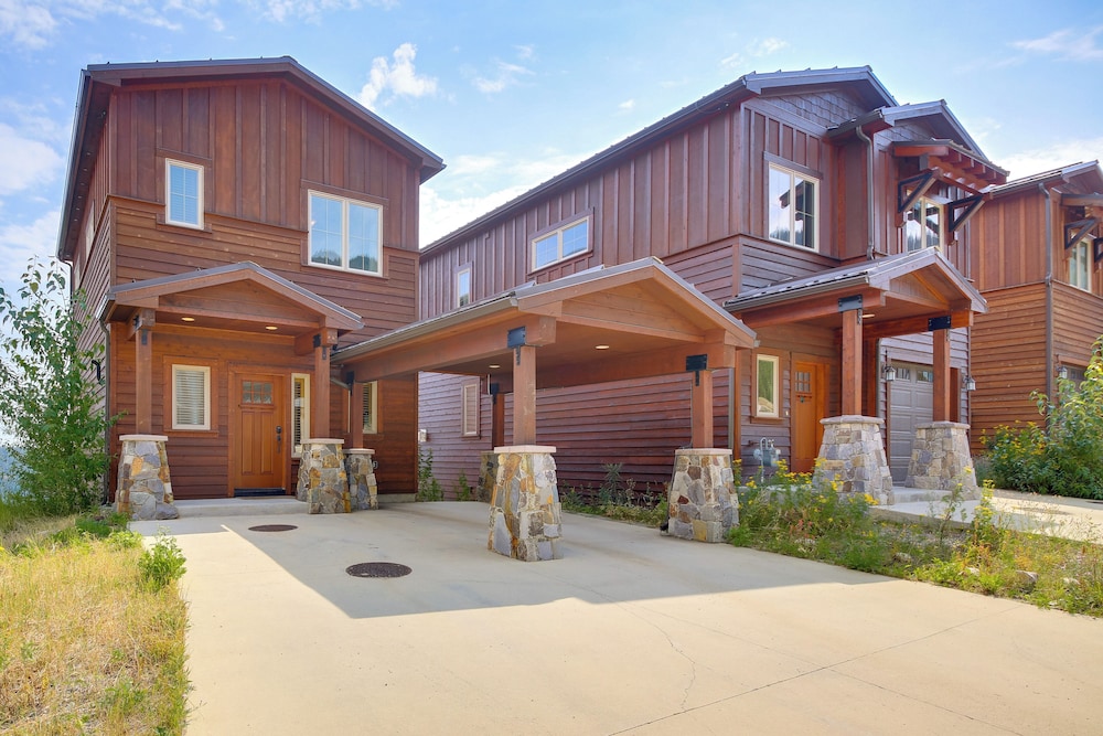 Walk to Schweitzer Village: Mountain-view Home