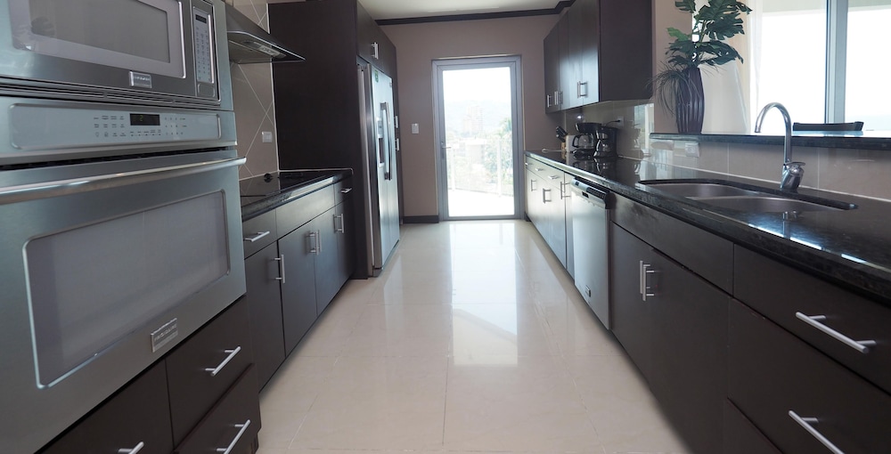 Condominio Diamante del Sol by CRHR