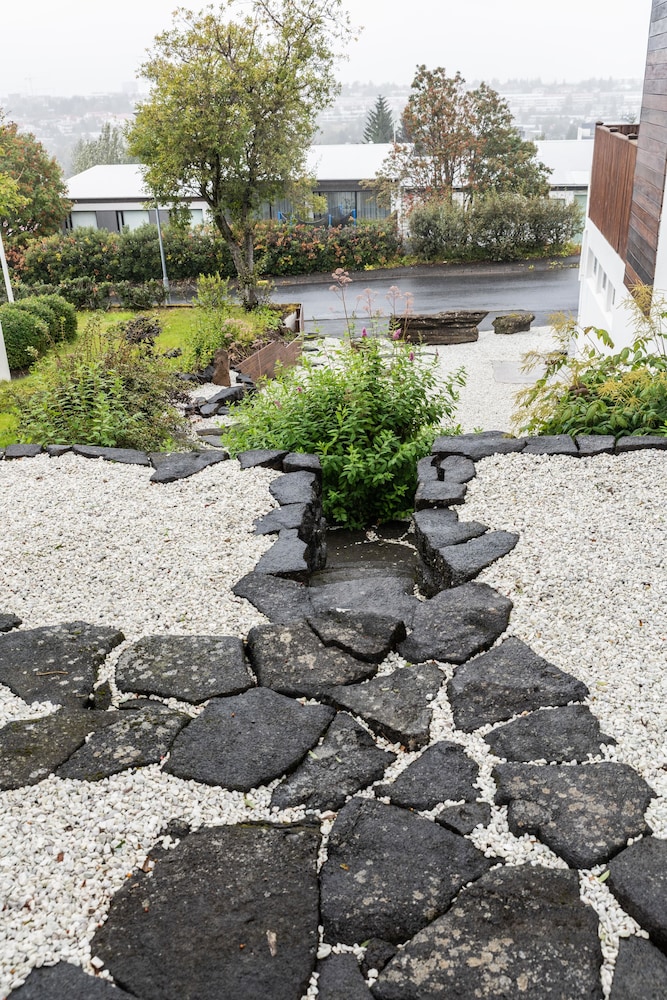 ICELAND SJF Villa , Hot tub & Outdoor Sauna Amazing Mountains View - 15 min to downtown