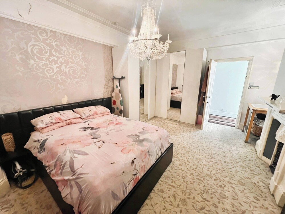 Hottub-garden-parking-sleeps10-10mintotown