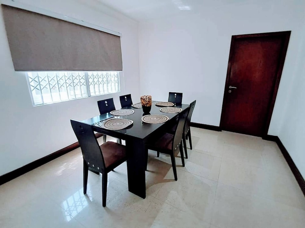 Stylish 3 Bedroom House Near Airport & Marina Mall