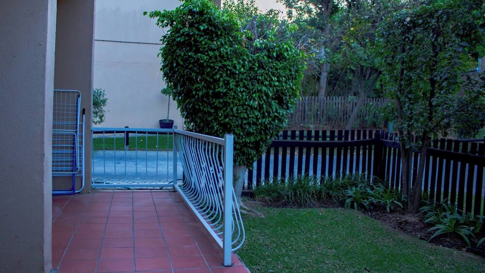 Beautiful 2 Bedroom Apartment Near Monte Casino