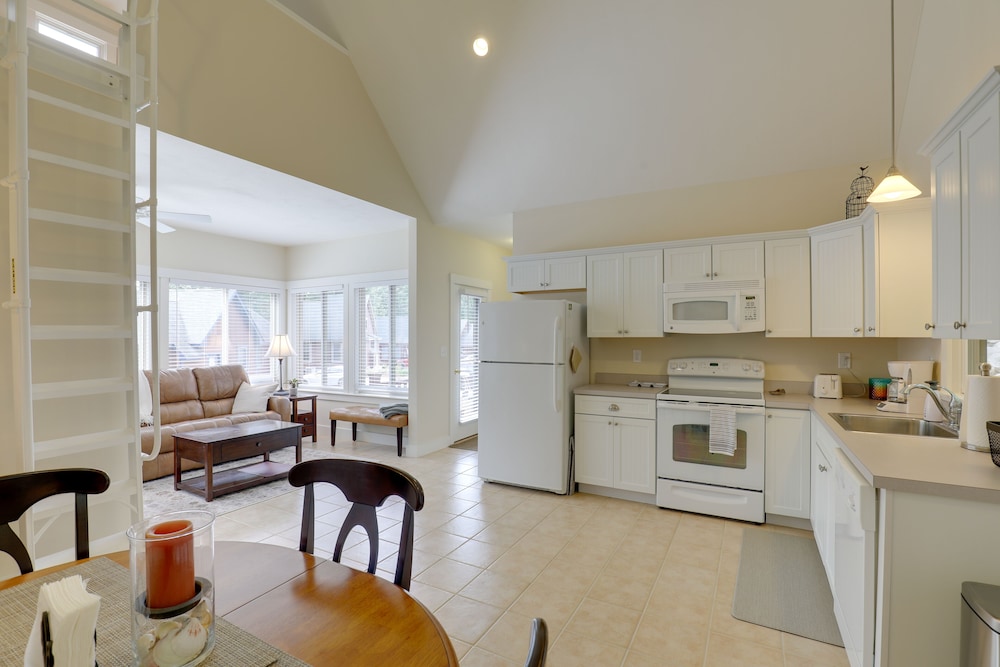 Inviting Summer Village Cottage: Golf Cart & More!