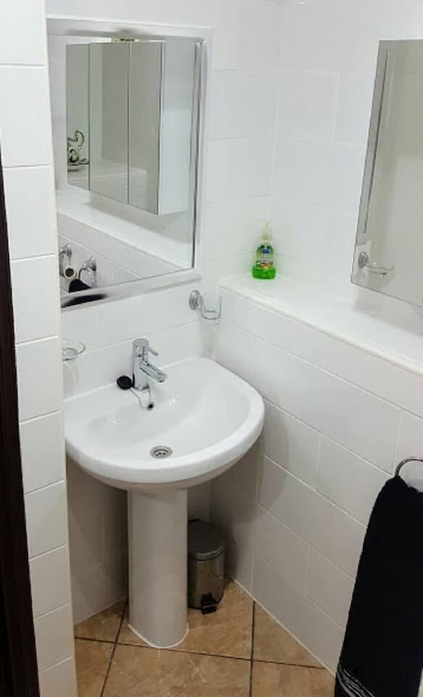 2-bed Villa Sleeps 5 - Private Pool & Free Parking