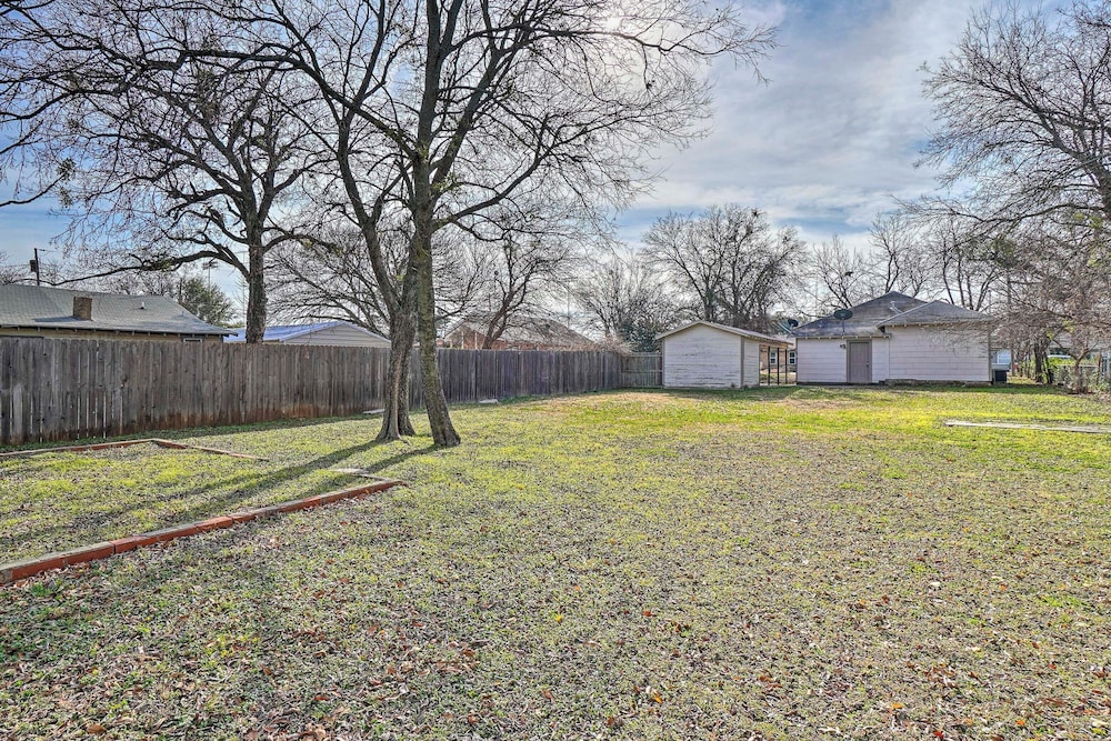 4 Miles to Lake Jacksboro: Cozy Texas Cottage