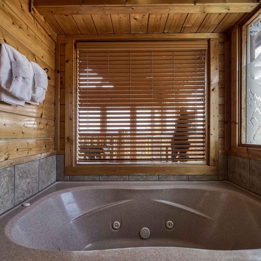 Awesome View Pool Hot Tub Game Room Fireplace