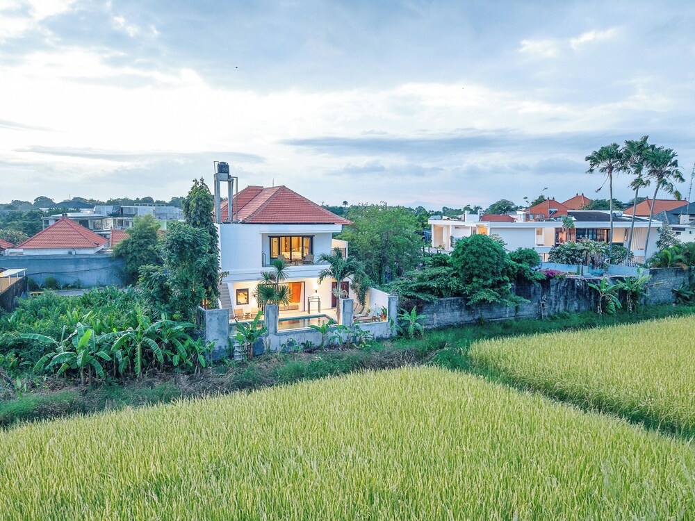 4 Bd Seminyak Retreat, Rice Fields 4 Mins to Beach