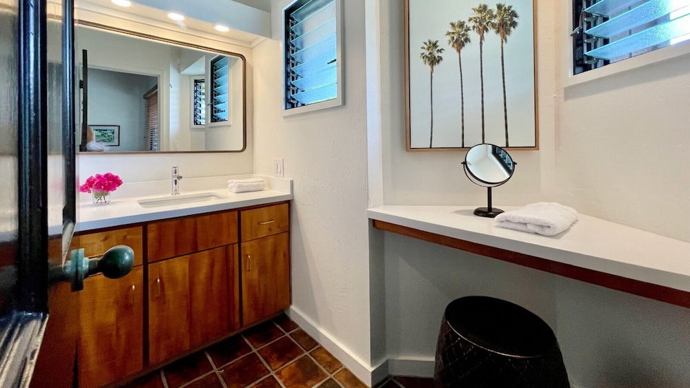 Sophisticated Oceanfront Retreat - Air-conditioned - Walk to Beach - Vrkcv