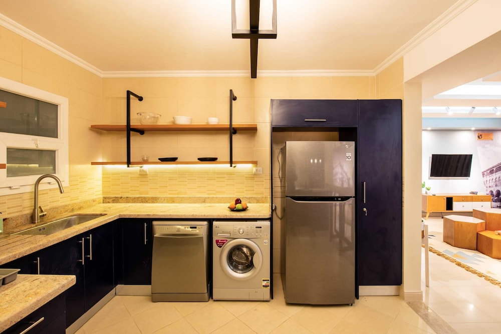 Xuru Stays I Waterfront Designer 2BR - 5 min to Airport