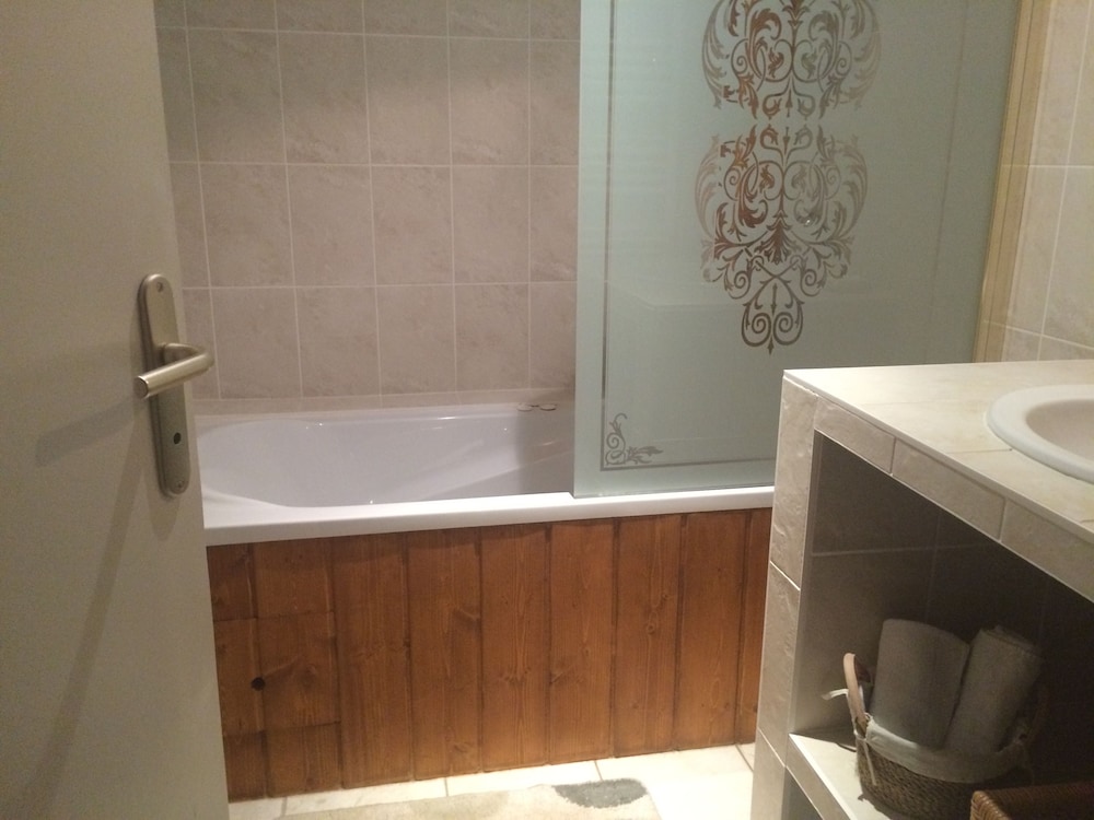 Les Templiers en Rugney — bathroom