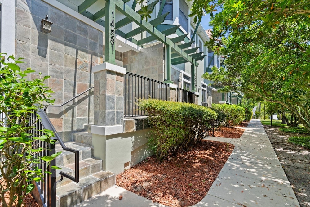 Enchanted Garden Resort 2 Miles from Disney 4 Bedroom Townhome 4 Townhouse