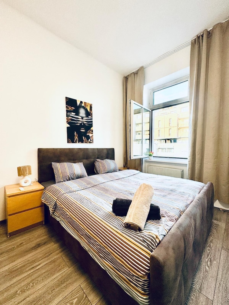 Bright 3BR Appt Steps from FAC Platz