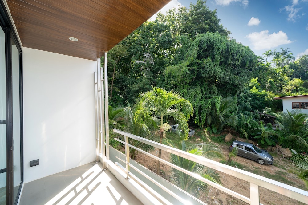 Vibrant Beach Life at Kata Villa UTK4