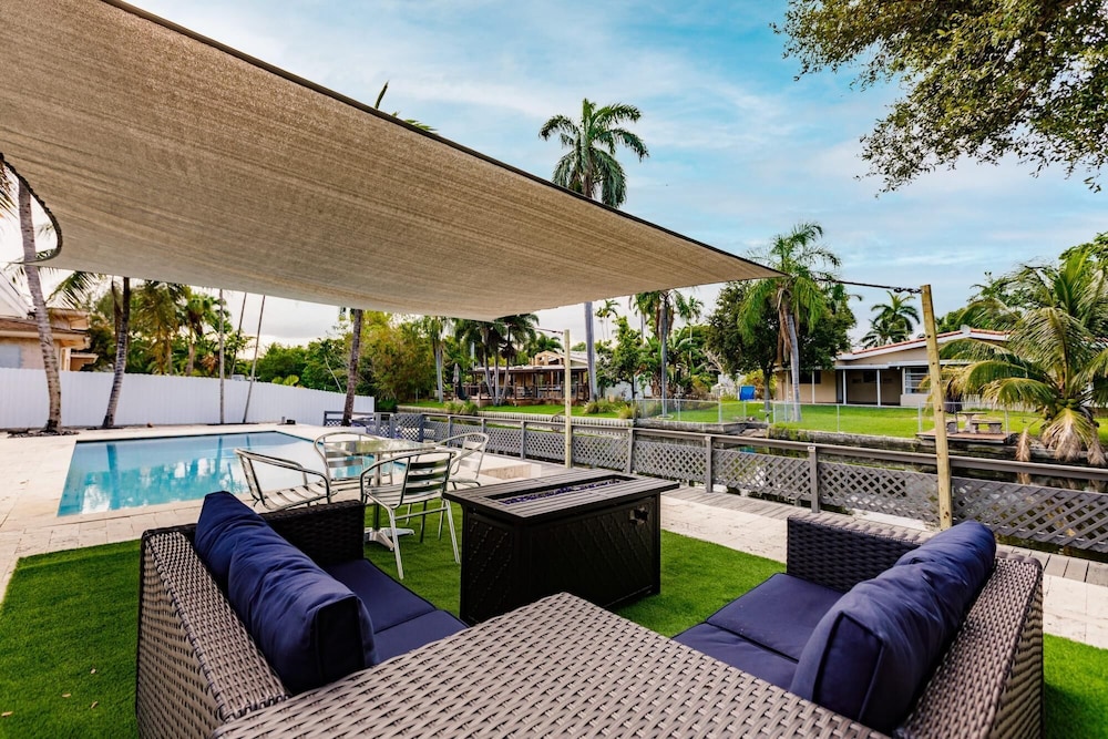 Stylish Aventura Home With Pool on Intercostal view 4