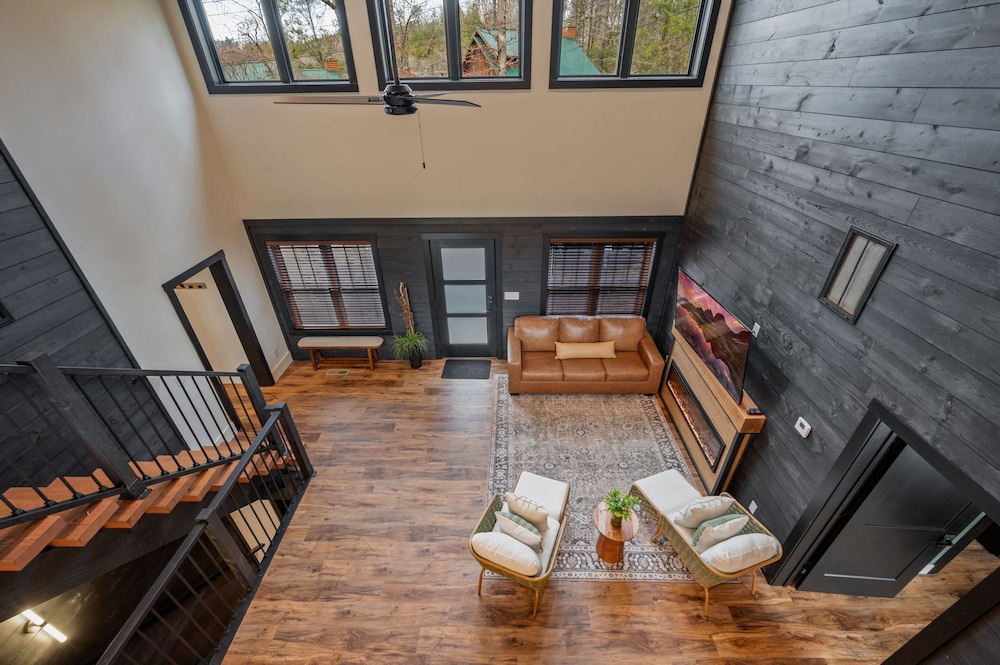 Game Room-hot Tub-10 Mins to Downtown Gatlinburg