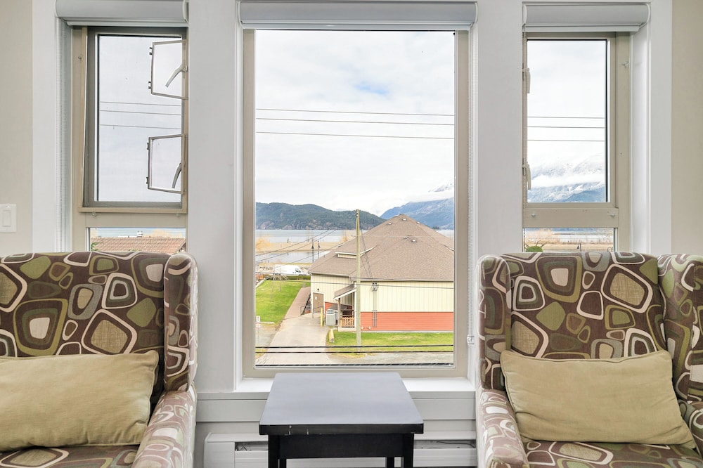 Harmony Haven 2BR Lakefront Suite