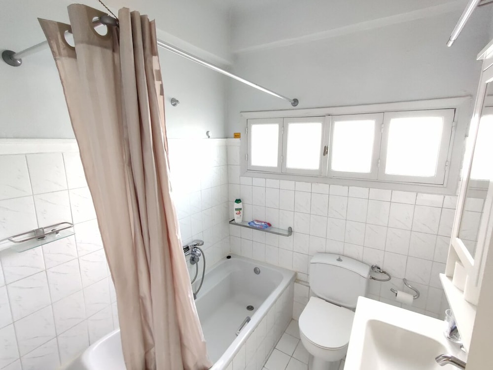 Stylish 1BR Apt With Retro Kitchen View Balcony