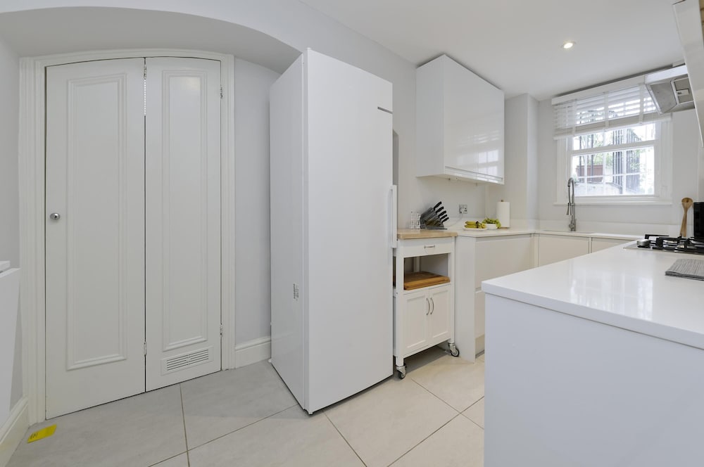 Huge Kensington Garden Flat