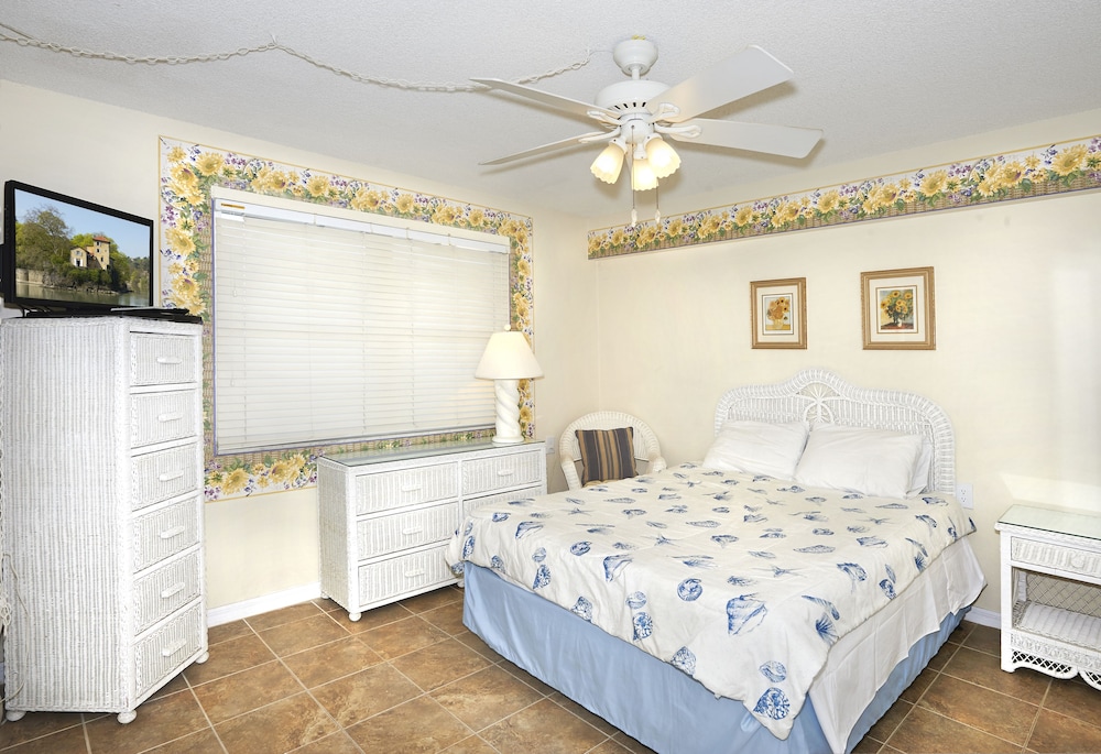 Paradise Beach Club by Happy Palm Stays