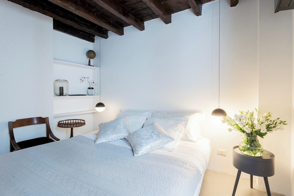 Shades Of Como With Private Terrace by Rent all Como