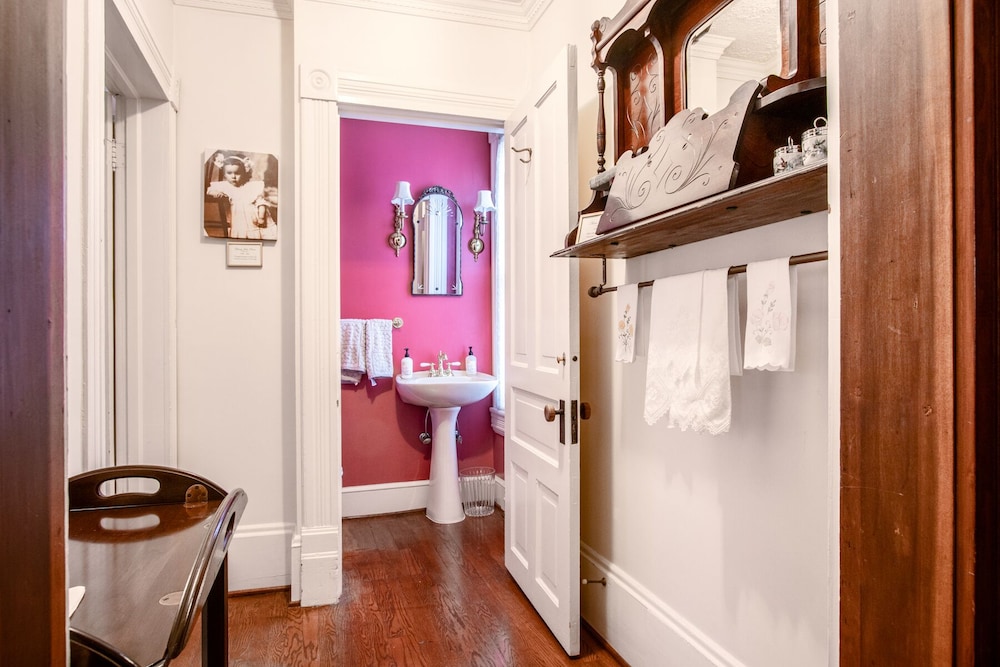 The Oaks Victorian Inn