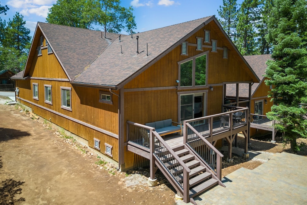 Teddy by Avantstay Majestic Cabin in Big Bear w/ Balcony